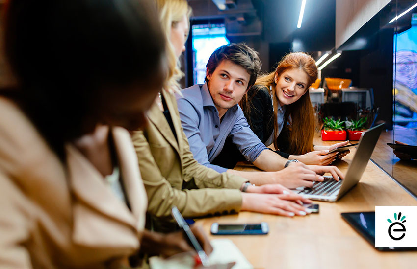 Collaborateurs devant un ordinateur en train de discuter