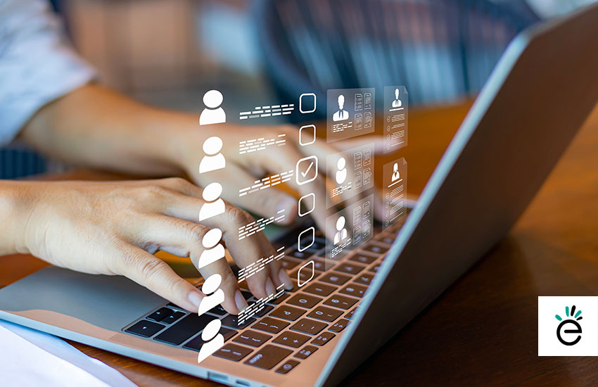 Mains qui tapent sur un clavier d'ordinateur