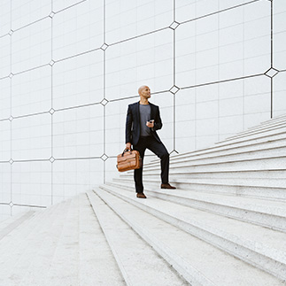 Un homme en costume qui monte sur des marches