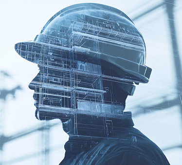 Une silhouette d'homme avec casque de chantier devant des échaffaudages