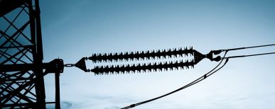 Gros plan sur une ligne haute tension