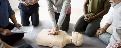 Un groupe en formation de premiers secours s'exercent sur un mannequin