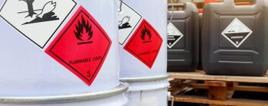 Gros plan sur des tonneaux de matières dangereuses