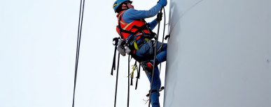Un homme en rappel travaille en hauteur