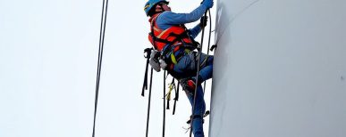 Un homme en rappel travaille en hauteur