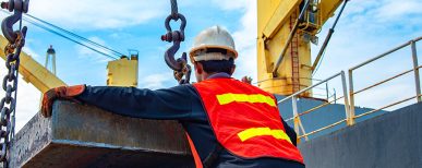 photo d'un manutentionnaire en train de lever un objet lourd