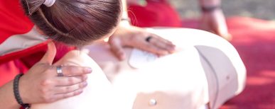 photo d'une jeune femme faisant un exercice de secourisme